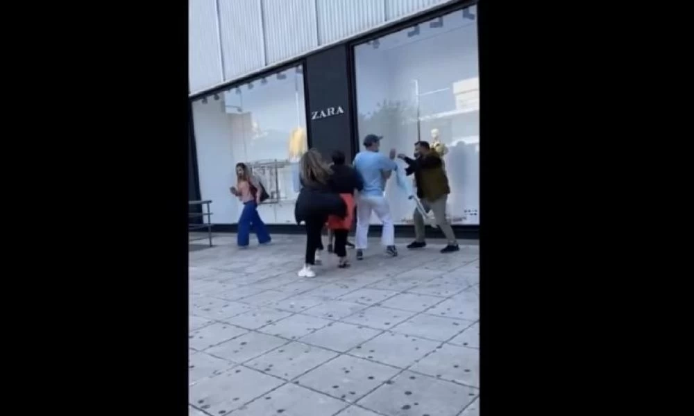 Γλυφάδα: Γυναίκες πιάστηκαν στα χέρια έξω από κατάστημα - «Φύγε από'δω μ@ρή» (βίντεο)